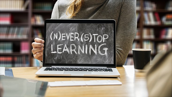 aufgeklapptes Notebook "never stop learning"