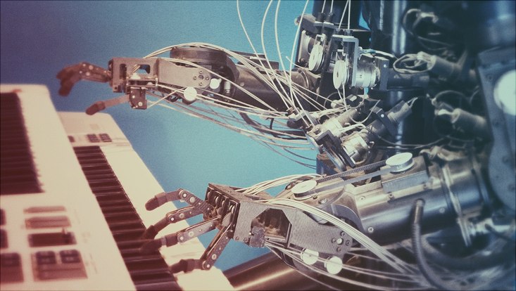 Roboter spielt Klavier