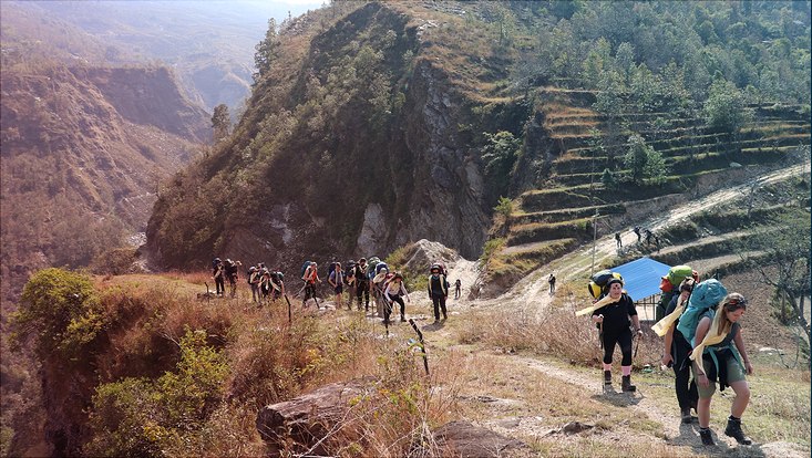 Die Exkursionsgruppe aus der Geografie wanderte in Nepal auf dem Manaslu-Track.