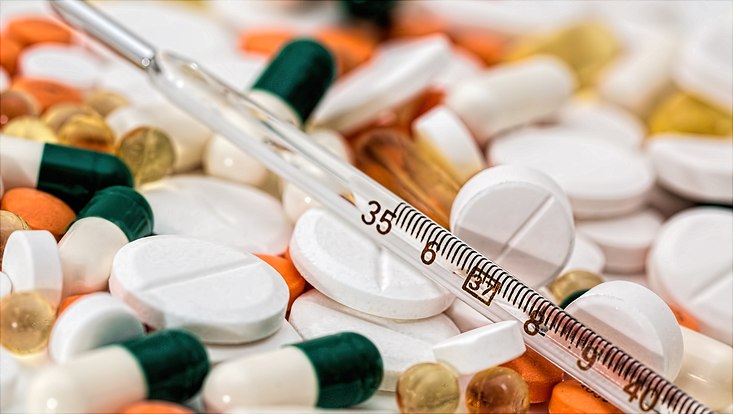 verschiedene Tabletten und ein Thermometer