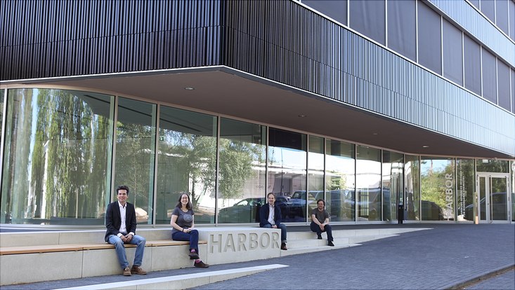 Prof. Gabriel Bester (v.l.), Prof. Arwen Pearson, Prof. Nils Huse und Dr. Hans Behringer vor dem Neubau