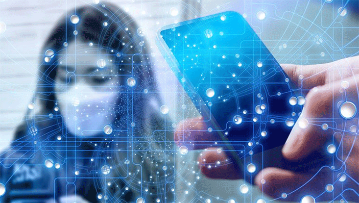 Imagebild Corona App: Frau mit Gesichtsmaske im Hintergrund, im Vordergrund Smartphone in Nutzung