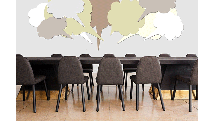 leerer Konferenzraum mit Sprechblasen