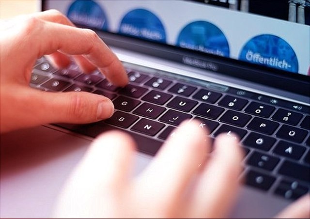 Bildschirmfoto 2020-08-24 um 12-640x452 3 Person in front of a laptop