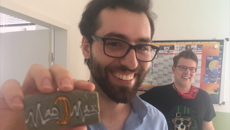 New Bachelor: Dominik holding a MADMAX cookie