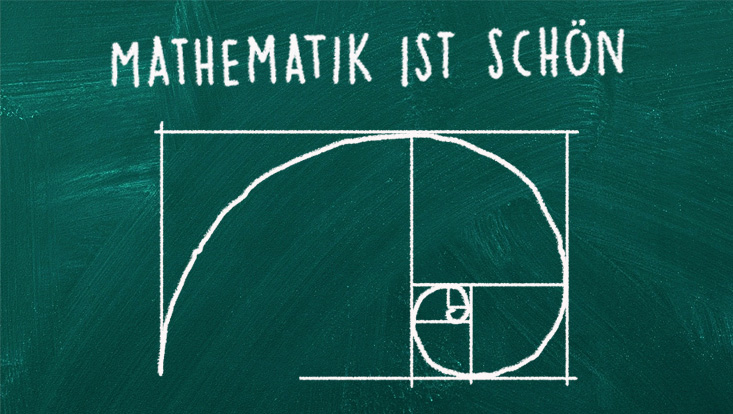Abbildung der goldenen Spirale auf einer Tafel. Darüber steht der Schriftzug "Mathematik ist schön".