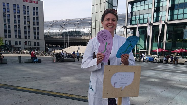 Juniorprofessorin Dr. Mathilde Cordellier auf dem Berliner Bahnhofsvorplatz.