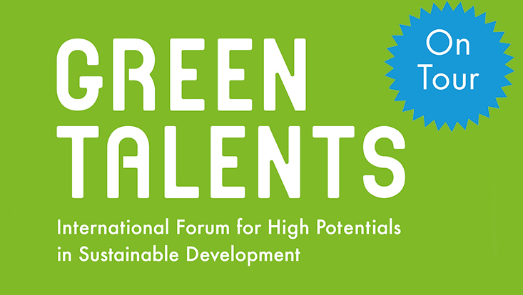 grüne Farbfläche mit Schriftzug Green Talents und blauer Stern mit Info: On Tour