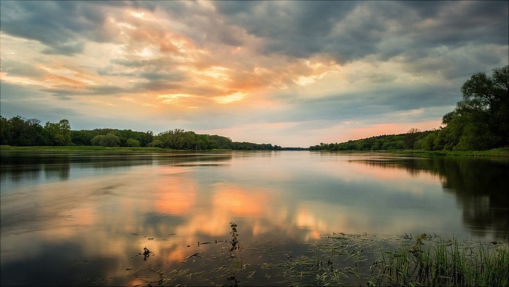 Photo of the Elbe Estuary during sunset.