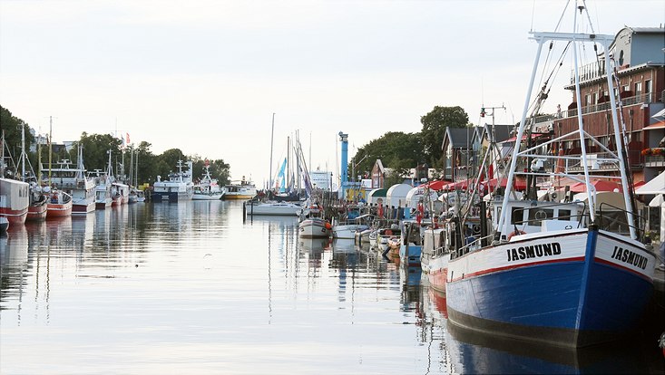 Hafenansicht Warnemünde, stilles Wasser, Bode am Kai