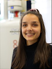 Person vor NMR Spektrometer