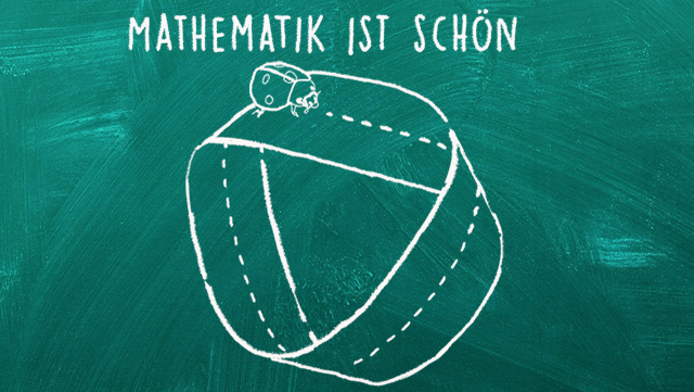moebius-640x361 Zeichnung des Möbiusbands mit weißer Kreide auf grüner Tafel.