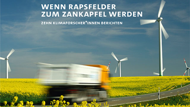 Booklet-11-Titelbild-640x361 Vier menschen sitzen in zwei Gruppen auf Bänken am Wasser. Im Hintergrund sind Hafenkräne zu sehen.