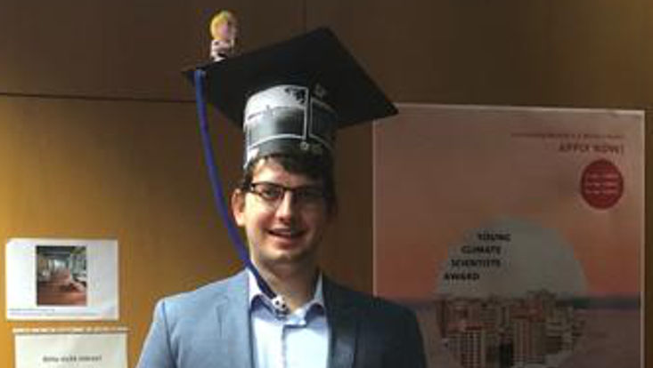 Patrick Pieper successfully defended his doctoral thesis. The picture shows Patrick with his doctoral hat.