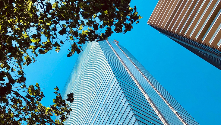 modernes Bürogebäude vor blauem Himmel