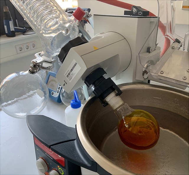 Rundkolben mit Curcuma-Extrakt am Rotationsverdampfer.