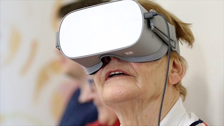 Eine Seniorin mit VR-Brille: Informatische Methoden können negative Effekte von Isolation, Quarantäne oder Urbanisierung reduzieren.