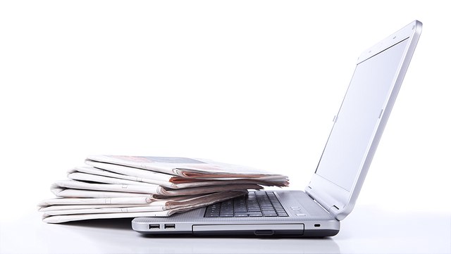istock-147318031-640x361 Notebook mit Zeitschriftenstapel