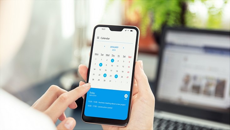 Frau tippt auf Handy