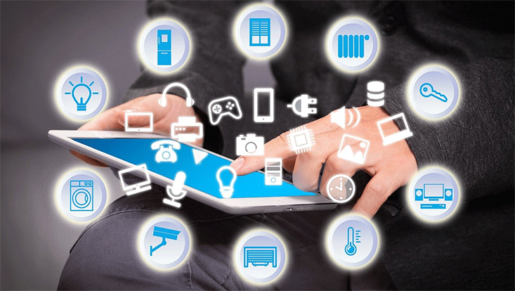 Imagebild Smart Home: Tablet über dem möglichen Smart Home Anwendungen in Kreisen schweben, z.B. Waschmaschine, Heizung, Musikanlage, etc.