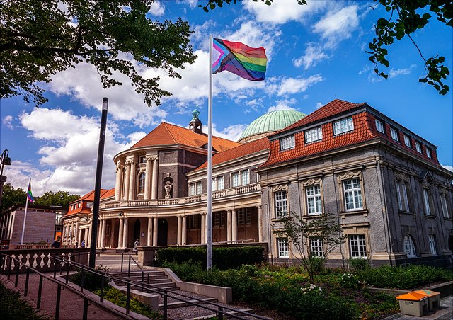 200728-regenbogenflagge-15-uhh:ohme-640x452 UHH/Regenbogenflagge