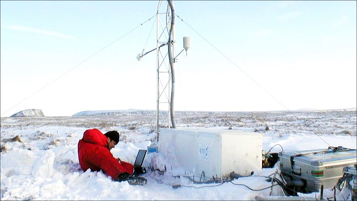 Zwei ForscherInnen in der weißen Arktislandschaft