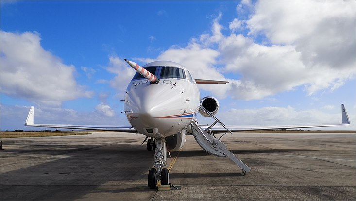 Das Forschungsflugzeug HALO auf einer Landebahn