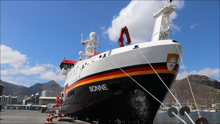 Das Forschungsschiff Sonne in einem Hafen