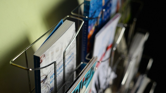 Bunte Flyer in einem Ständer.