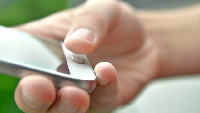 Eine Hand hält ein Smartphone.