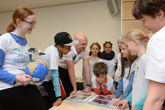 Alexander Gerst mit den Kindern des Relli Space Club