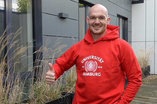 3alex-pulli Alexander Gerst im Hoody der Universität Hamburg