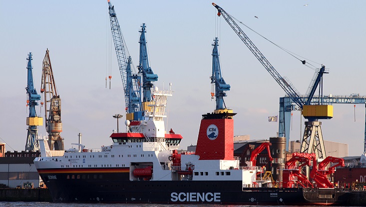 Das Forschungsschiff Sonne im Hamburger Hafen.