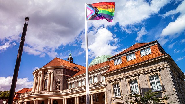 Pride Flagge UHH Hauptgebäude