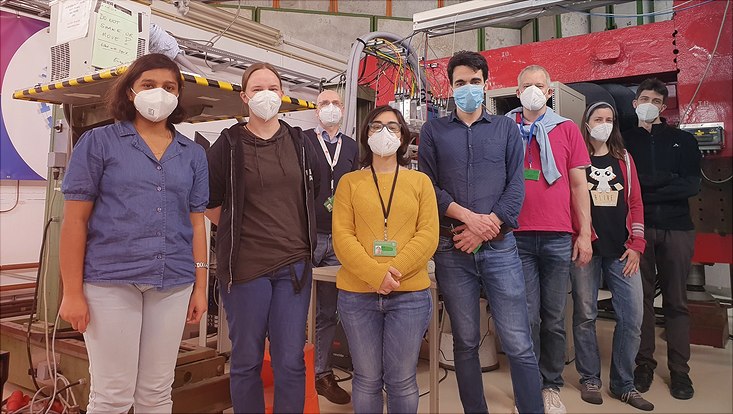 group picture in testbeam area T21