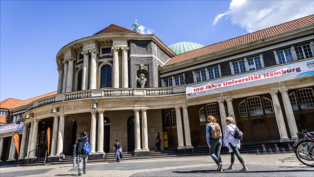 Das Hauptgebäude an der Edmund-Siemers-Allee zum 100-jährigen Jubiläum der Universität Hamburg.