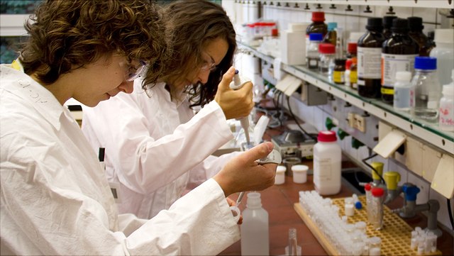 Prof. Fröba steht im Chemielabor und führt ein Experiment durch.