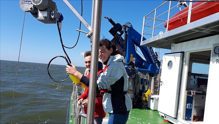 loana-und-silvano-an-der-niskin-flasche-733x414 Loana und Silvano an der Niskin Flasche