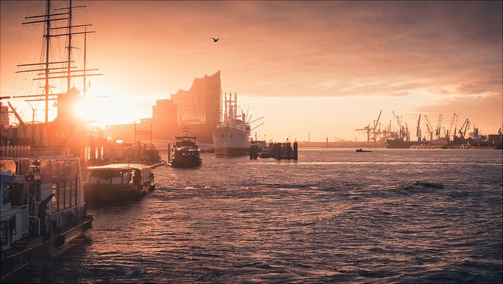 Hamburger Hafen, Sonnenuntergang, Blick auf die Elbphilharmonie