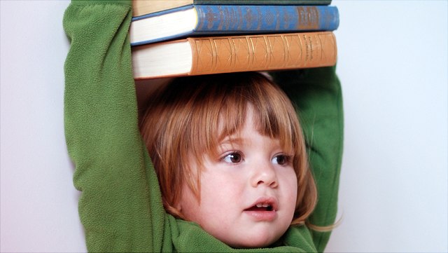 familienbüro-640x361 Familienbüro - Kind mit Büchern