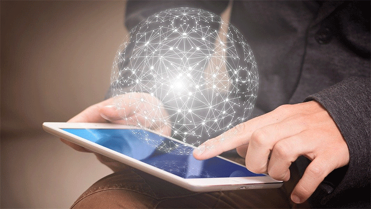 Imagebild Daten und vernetzte Welt, bei der eine Person zu sehen ist, die ein Tablet benutzt. Über der Tabletoberfläche ist eine vernetzte Weltkugel dargestellt.