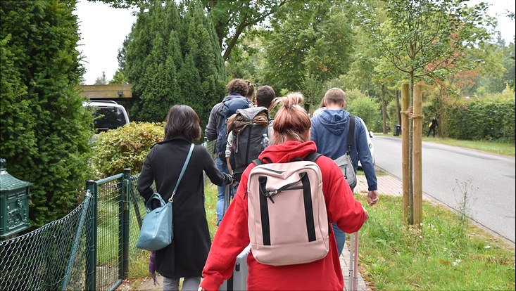 Die Gruppe auf dem Weg zum Tagungshotel in Jesteburg.