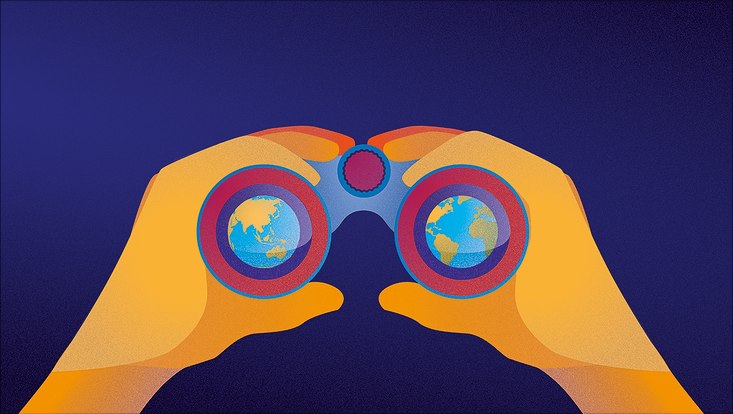 Zwei Hände halten ein Fernglas mit einem Globus in den Linsen