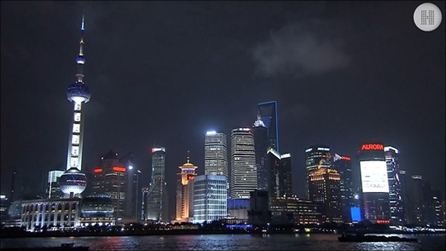 Zwei Erdkugeln bei der Erderwärmung