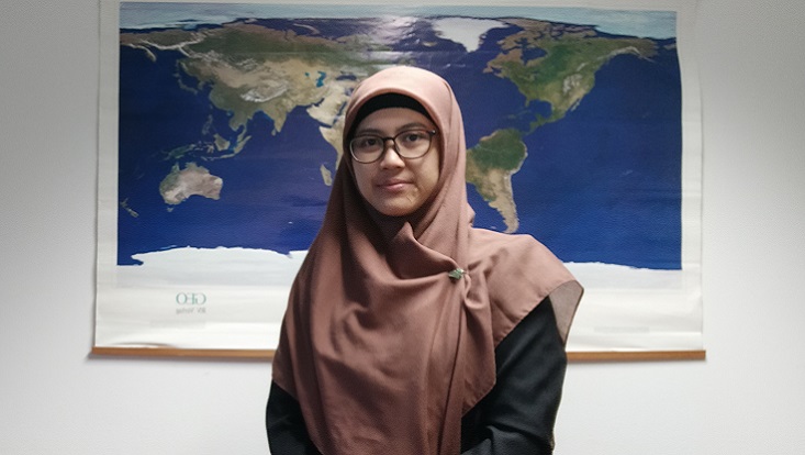 Suliskania Nurfitri successfully defended her doctoral thesis. The picture shows Suliskania in front of a world map in the insttute.