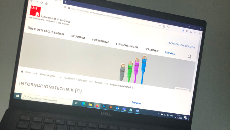 Laptop mit sichtbarer Webseite des Fachbereichs Biologie