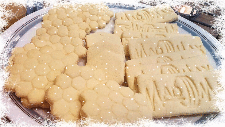 Madmax cookies with snow decoration