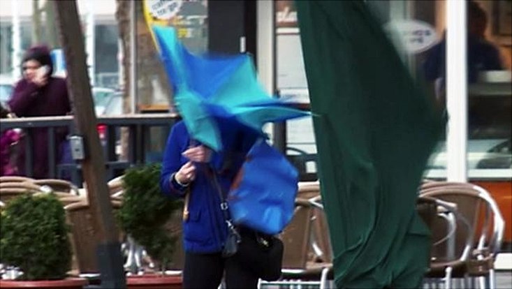 Windboe erfasst einen Regenschirm