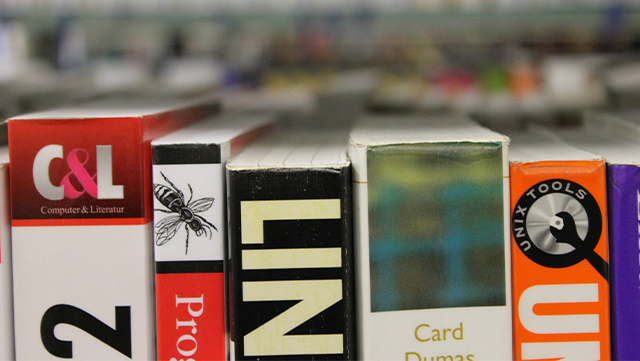 Buchrücken in einer Bibliothek