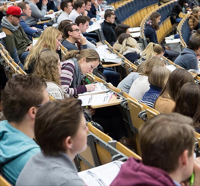Studierende im Hambuger Audimax